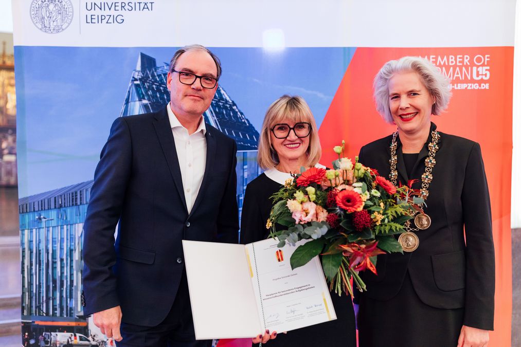 zur Vergrößerungsansicht des Bildes: Mit dem Hauptpreis für besonderes Engagement für die Universität Leipzig wurde in diesem Jahr Angelika Snicinski-Grimm (Mitte) für ihren Einsatz in wissenschaftsunterstützenden Aufgabengebieten ausgezeichnet, rechts Rektorin Prof. Obergfell, links Martin Buhl-Wagner. 