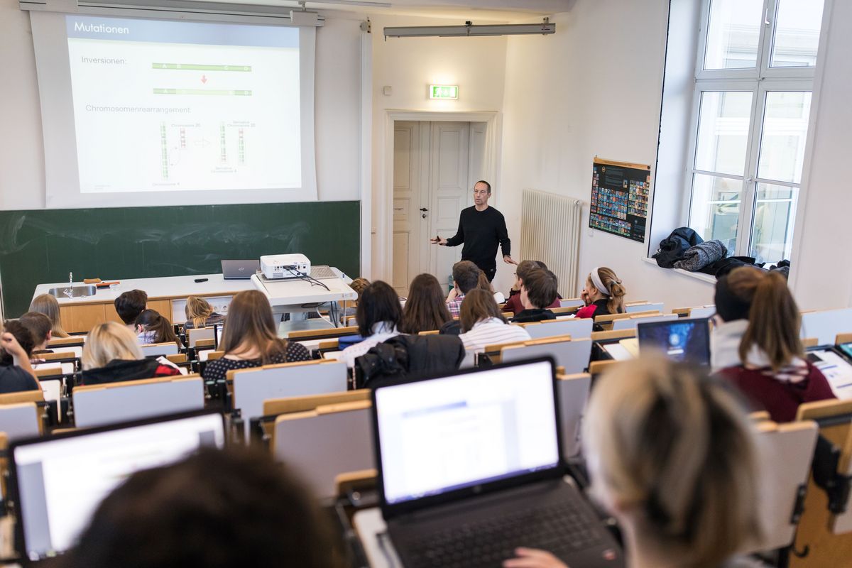 enlarge the image: Lecture in an auditorium