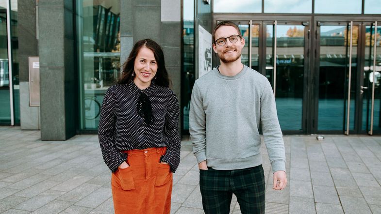 Mentorin Karina Iwe mit Mentee Michael Preyer stehen auf dem Campus Augustusplatz.