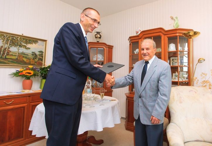 Ehrensenator-Würde für Prof. Meisel (rechts) - Dekan Prof. Belder übergibt ihm die Urkunde