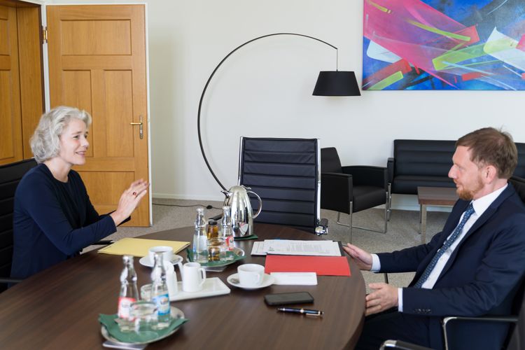 Rektorin Prof. Dr. Eva Inés Obergfell mit Ministerpräsident Michael Kretschmer in dessen Büro in der Sächsischen Staatskanzlei.