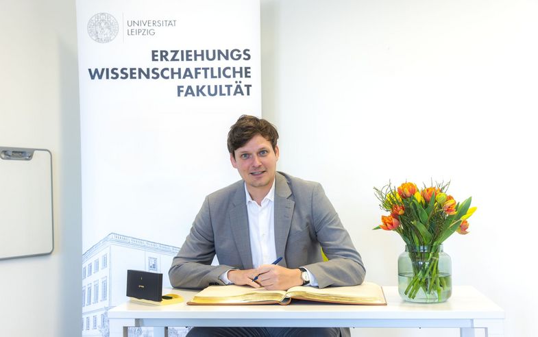 Minister Clemens beim Eintrag ins Goldene Buch. 