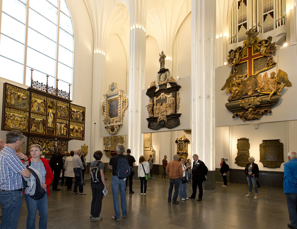 enlarge the image: Besucherinnen und Besucher besichtigen das Paulinum.