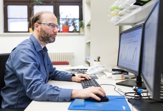 Auf dem Bild ist Prof. Markus Scholz bei seiner Forschungsarbeit an der Medizinischen Fakultät zu sehen. 