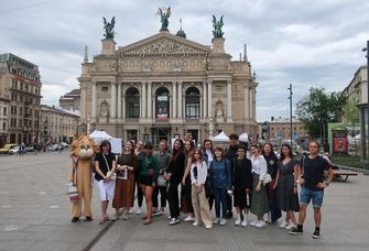 Zu sehen sind die Studierenden bei ihrem Treffen im Juni 2021 in Lwiw, im Hintergrund die Oper von Lwiw