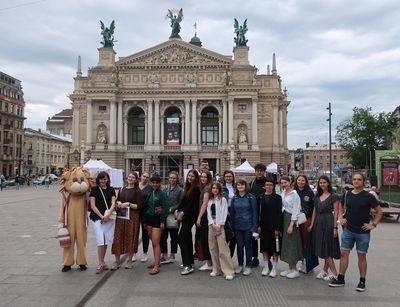 Zu sehen sind die Studierenden bei ihrem Treffen im Juni 2021 in Lwiw, im Hintergrund die Oper von Lwiw