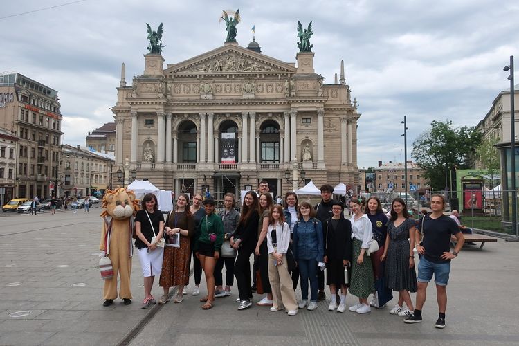 Zu sehen sind die Studierenden bei ihrem Treffen im Juni 2021 in Lwiw, im Hintergrund die Oper von Lwiw