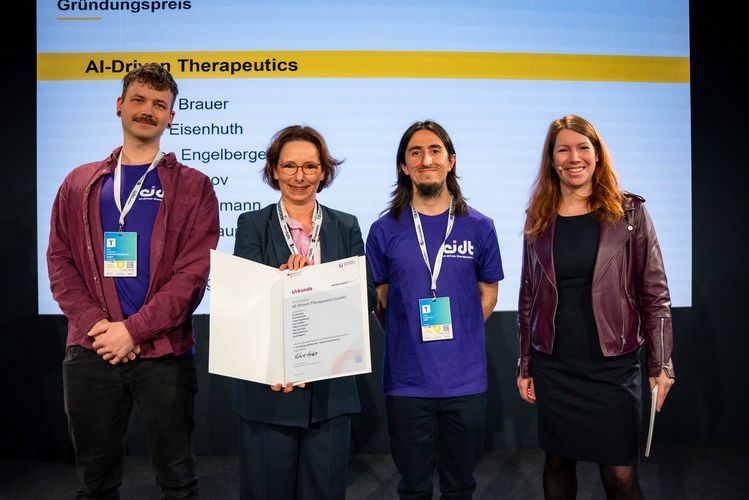 Das Team von AI-Driven Therapeutics erhielt den Gründerpreis von Dr. Anna Christmann (rechts), Beauftragte des BMWK für die digitale Wirtschaft und Start-ups. Foto: BMWK/Hannes Schmidt.