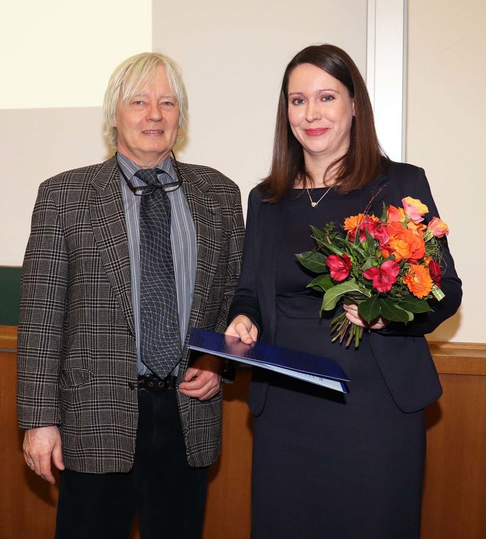Dr. Falk Ernst von der Roland Ernst Stiftung gratuliert Preisträgerin Dr. Margrit Löbner