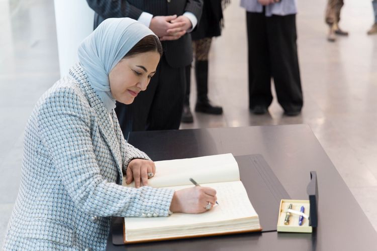 Auf dem Bild ist die Botschafterin des Sultanats Oman, I.E. Maitha Al Mahrouqi, beim Eintrag ins Gästebuch der Universität zu sehen. 