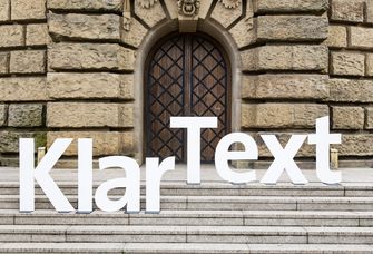 Schriftzug "KlarText" auf einer Treppe