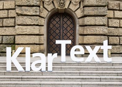 Schriftzug "KlarText" auf einer Treppe