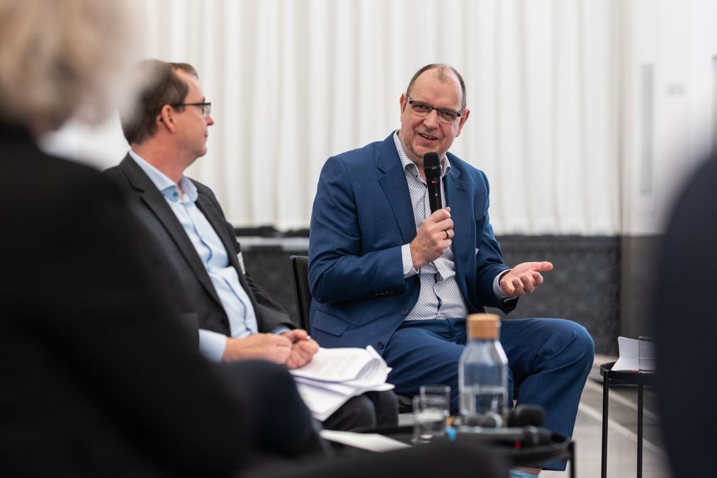 zur Vergrößerungsansicht des Bildes: Prof. Dr. Ansgar Zerfaß bei der Podiumsdiskussion