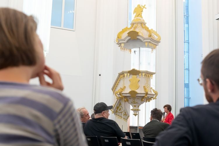 Der Senat tagte gestern zunächst im Paulinum - Aula und Universitätskirche St. Pauli. Die Senatsmitglieder konnten dort das Kanzel-Modell in Augenschein nehmen.