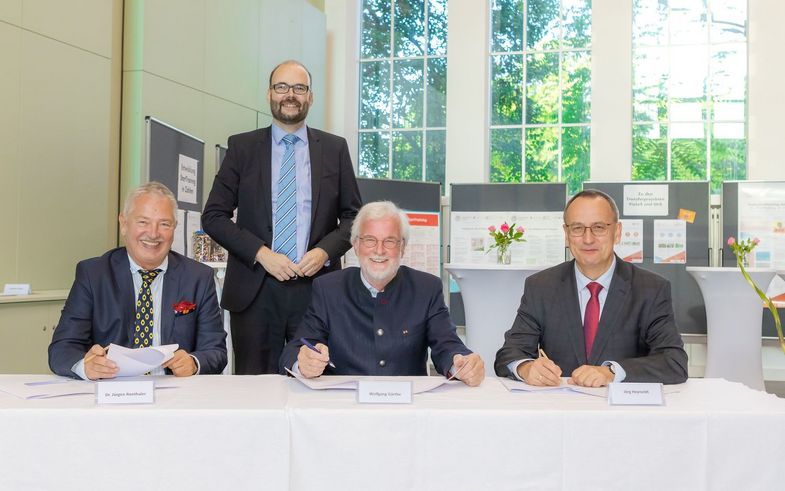 ZLS-Direktor Dr. Jürgen Ronthaler, Kultusminister Christian Piwarz, Wolfgang Gärthe von der Jugend mit Zukunft gGmbH und Jörg Heynoldt vom Landesamt für Schule und Bildung (v.l.n.r.) verlängerten das Projekt StartTraining.