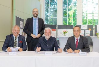 ZLS-Direktor Dr. Jürgen Ronthaler, Kultusminister Christian Piwarz, Wolfgang Gärthe von der Jugend mit Zukunft gGmbH und Jörg Heynoldt vom Landesamt für Schule und Bildung (v.l.n.r.) verlängerten das Projekt StartTraining.