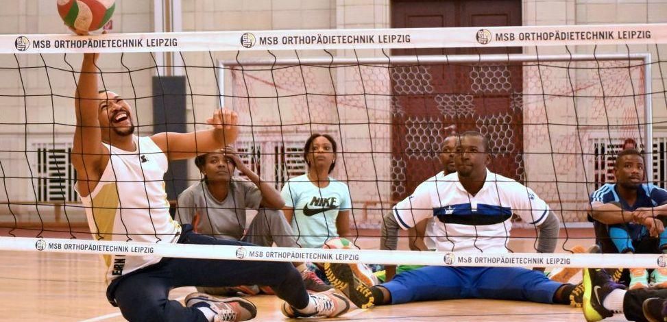 Eine Sitzvolleyball-Mannschaft beim Spiel.