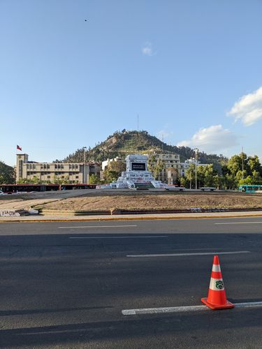 Denkmal auf einem Platz innerhalb eines Kreisverkehrs bei Tag