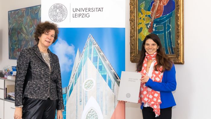 Nach der Vertragsunterzeichnung in Leipzig: Die Rektorin der Universität Leipzig, Prof. Dr. Beate Schücking (links), und Prof. Dr. Solveig Richter von der Fakultät für Sozialwissenschaften und Philosophie der Universität Leipzig