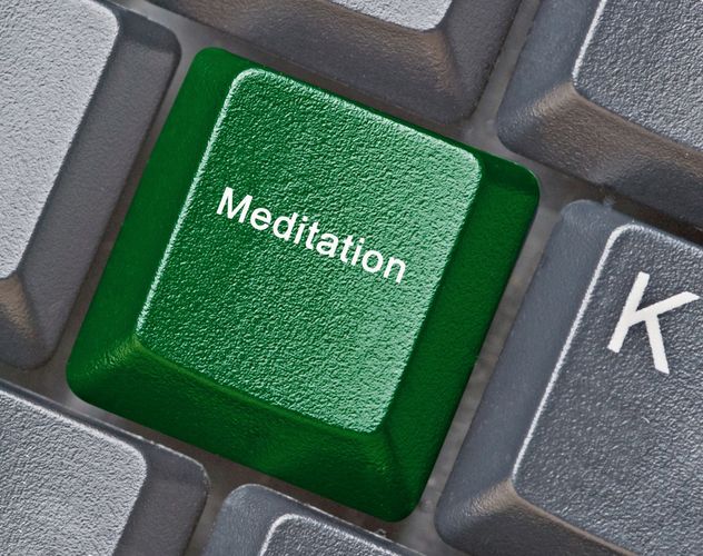 Grüne Taste auf Tastatur mit Aufschrift: Meditation