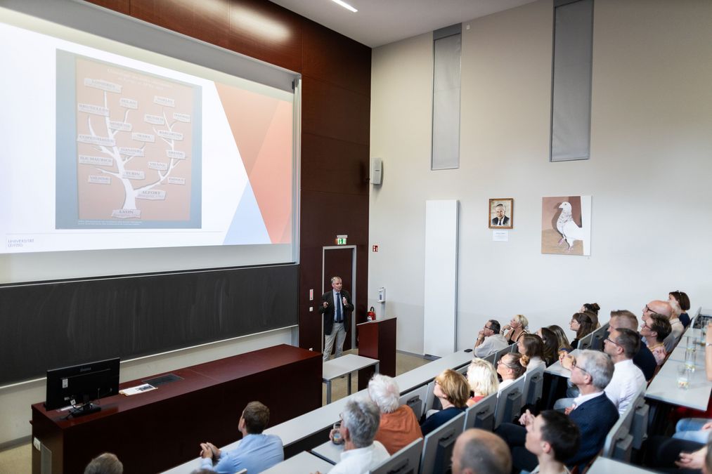 zur Vergrößerungsansicht des Bildes: Farbfoto: Dekan der Veterinärmedizinischen Fakultät steht im Hörsaal vor den Gästen und zeigt eine Präsentation