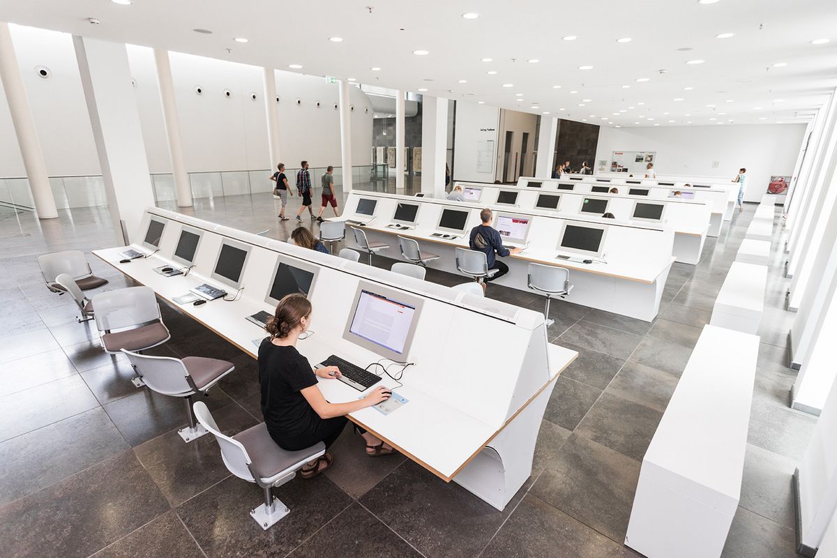 zur Vergrößerungsansicht des Bildes: Studierende nutzen den modernen Computer-Pool im Augusteum der Universität Leipzig.