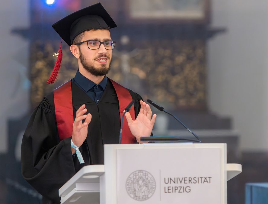 zur Vergrößerungsansicht des Bildes: Abschlussredner Dawar Hakimi