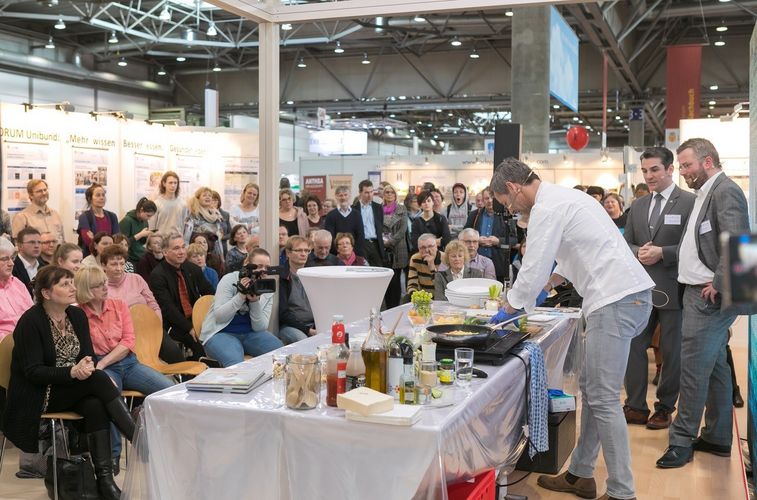 Mit einer Kochschow hat das Kompetenzcluster nutriCARD 2018 auf der Buchmesse gesunde Ernährung näher gebracht.