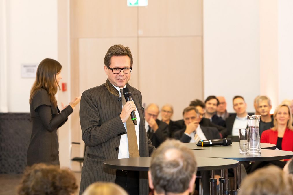 zur Vergrößerungsansicht des Bildes: Rektor Polaschek der Universität Graz spricht an einem Pult 