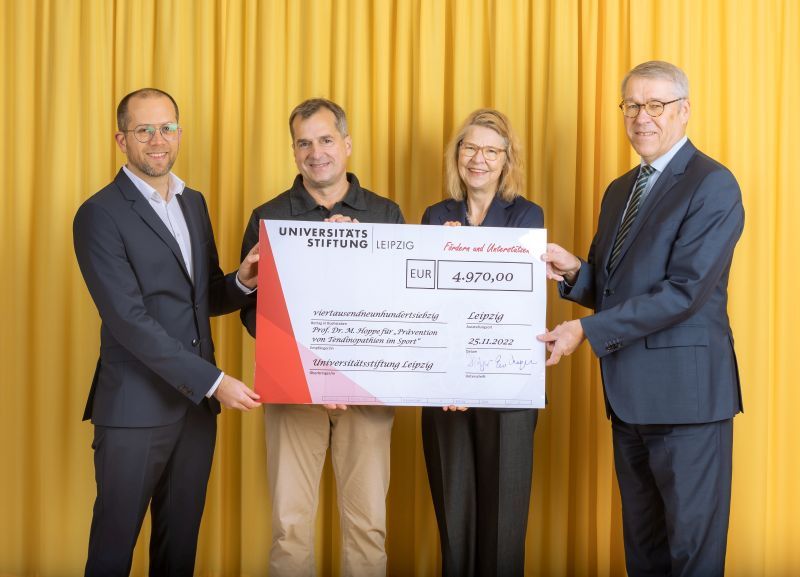 zur Vergrößerungsansicht des Bildes: Farbfoto: Prof. Dr. Birgit Dräger, Dr. Hubert Temmeyer und Prof. Dr. Harald Krautscheid von der Universitätsstiftung überreichen den symbolischen Scheck an die Fördermittelempfänger Jun.-Prof. Dr. Matthias W. Hoppe