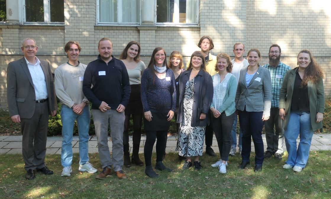zur Vergrößerungsansicht des Bildes: Gruppenfoto der Awardees vor der Graduate Academy Leipzig