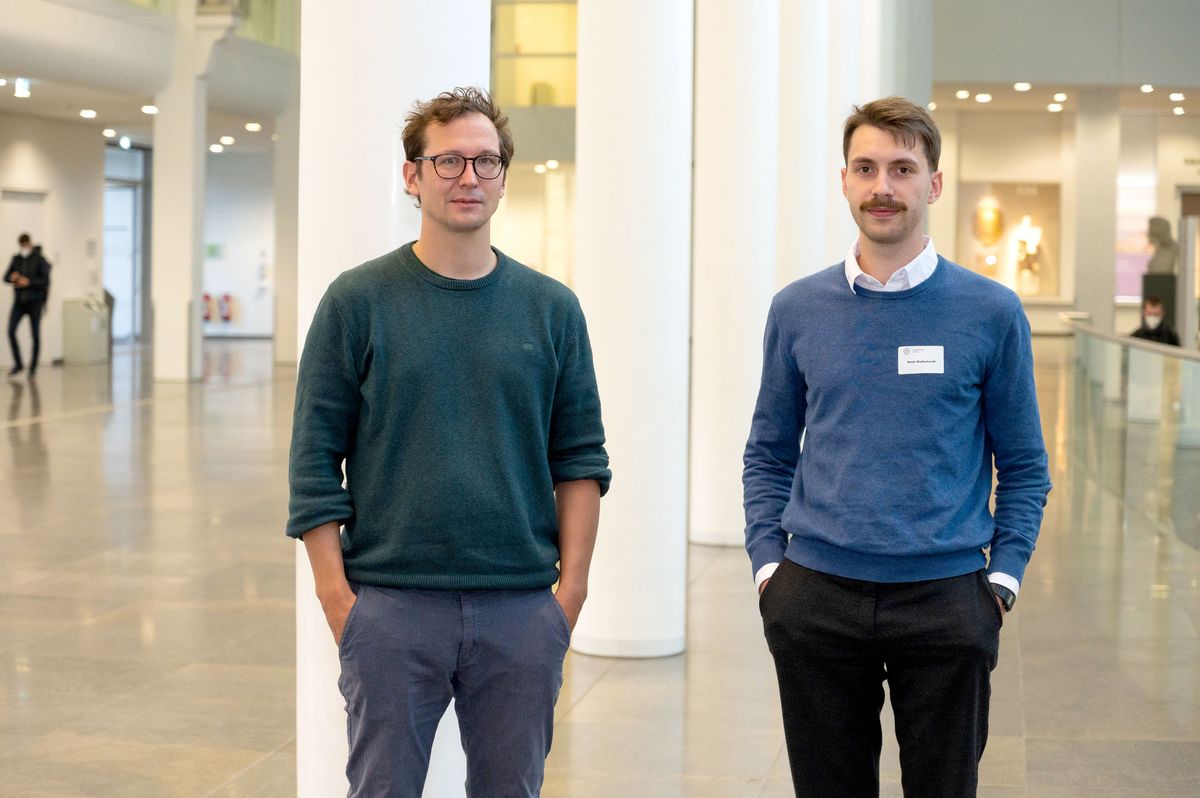 zur Vergrößerungsansicht des Bildes: Porträt von Dr. Jonas Held und Noah Waldschmidt