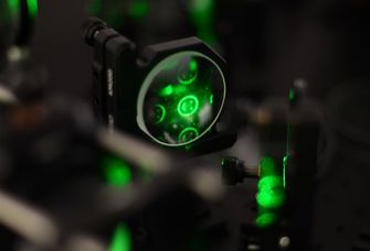 Das Foto zeigt die im Experiment für die Koordination von Schwärmen aus synthetischen Brownschen Mikroschwimmern verwendete Laseroptik.