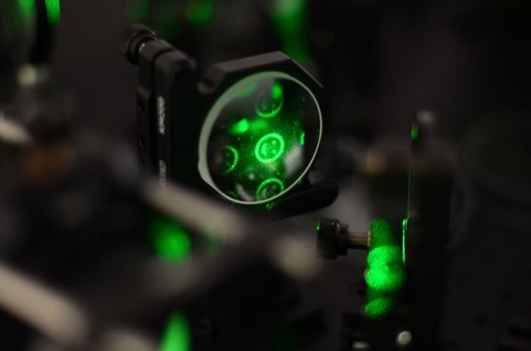 Das Foto zeigt die im Experiment für die Koordination von Schwärmen aus synthetischen Brownschen Mikroschwimmern verwendete Laseroptik.