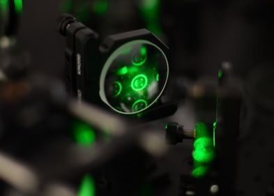 The photo shows the laser optics used in the experiment for coordinating schools of synthetic Brownian microswimmers. Photo: Xiangzun Wang Das Foto zeigt die im Experiment für die Koordination von Schwärmen aus synthetischen Brownschen Mikroschwimmern verwendete Laseroptik.