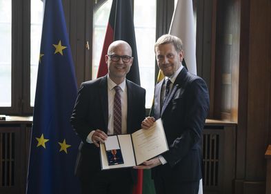 Der sächsische Ministerpräsident Michael Kretschmer (r.) übergab am 27. Mai 2025 den Verdienstorden der Bundesrepublik Deutschland an Prof. Dr. Martin Lacher, Direktor der Klinik für Kinderchirurgie am Universitätsklinikum Leipzig. Der sächsische Ministerpräsident Michael Kretschmer (r.) übergab am 27. Mai 2025 den Verdienstorden der Bundesrepublik Deutschland an Prof. Dr. Martin Lacher, Direktor der Klinik für Kinderchirurgie am Universitätsklinikum Leipzig.