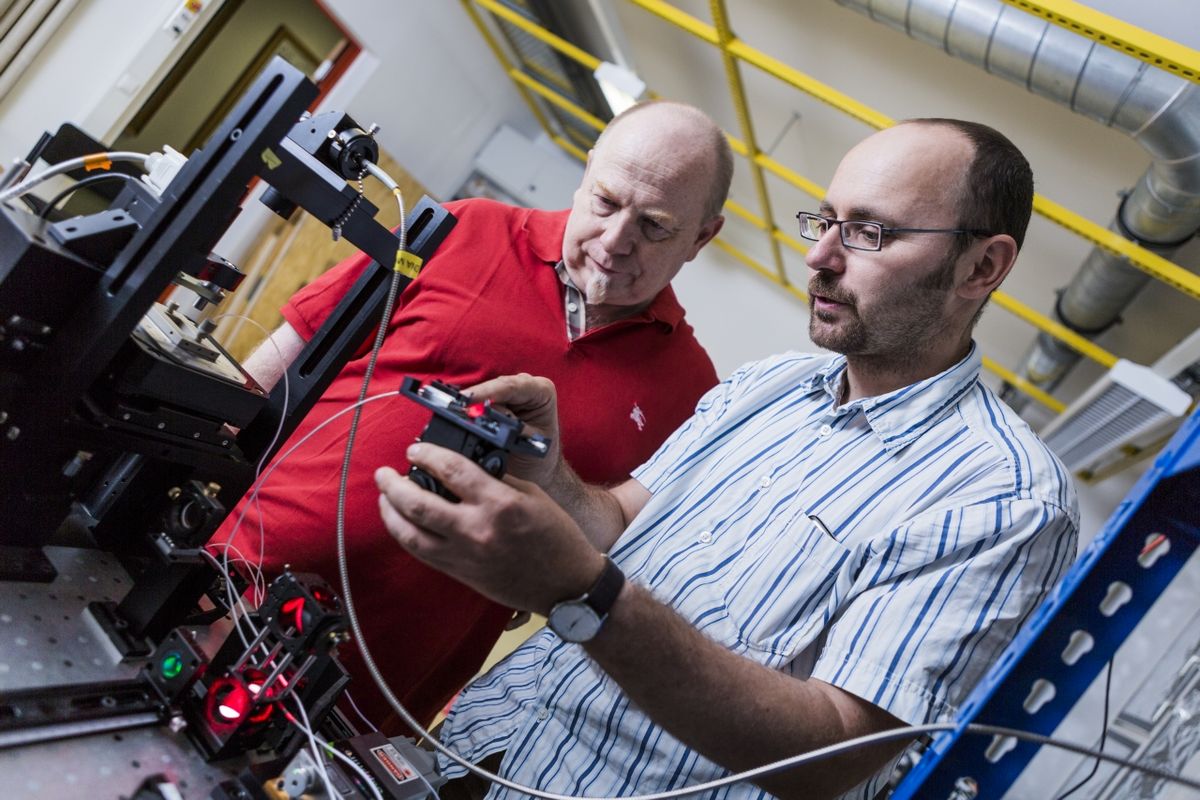 enlarge the image: Professor Alfons Käs and Professor Ralf Seidel in action