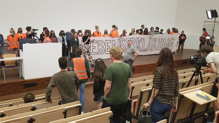 Klimaaktivisten hängen im Audimax ein Banner auf