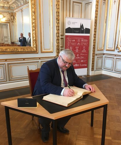 Assoc. prof. Dr. Igor Șarov, Rektor der Staatlichen Universität der Republik Moldau, trägt sich ins Goldene Buch der Universität Leipzig ein.
