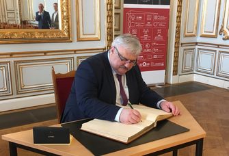 Assoc. prof. Dr. Igor Șarov, Rektor der Staatlichen Universität der Republik Moldau, trägt sich ins Goldene Buch der Universität Leipzig ein.