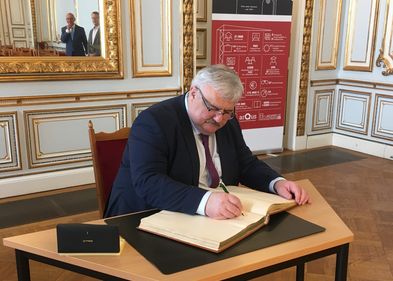 Foto: Tobias Eckart/Stabsstelle Universitätskommunikation Assoc. prof. Dr. Igor Șarov, Rektor der Staatlichen Universität der Republik Moldau, trägt sich ins Goldene Buch der Universität Leipzig ein.