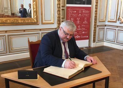 Assoc. prof. Dr. Igor Șarov, Rektor der Staatlichen Universität der Republik Moldau, trägt sich ins Goldene Buch der Universität Leipzig ein.