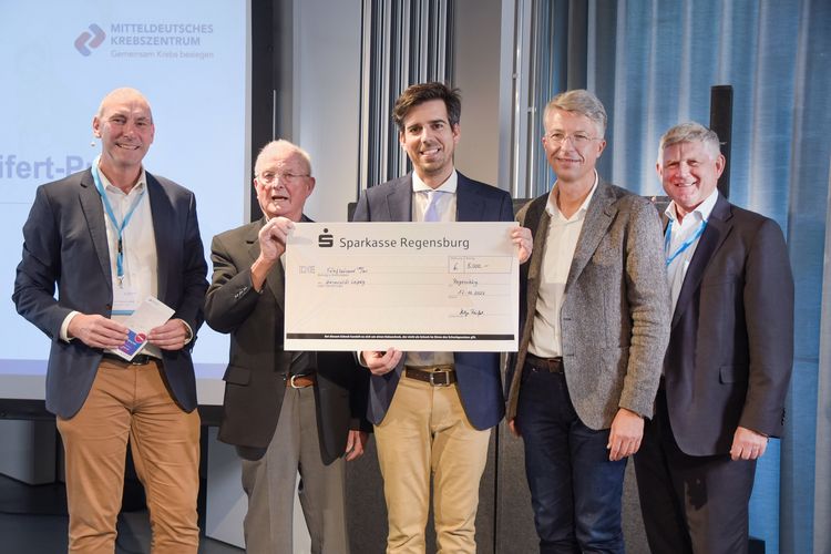 (v.l.n.r.) Prof. Dr. Florian Lordick, Stiftungsvertreter Peter Hunger, PD Dr. Maximilian Merz, Prof. Dr. Uwe Platzbecker, Prof. Dr. Andreas Hochhaus