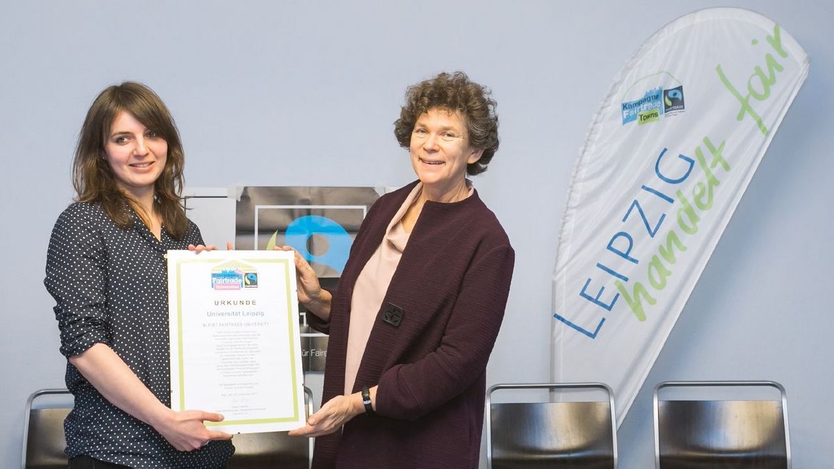 zur Vergrößerungsansicht des Bildes: Rektorin Schücking bekommt Rezertifizierungsurkunde von Kristina Klecko von Fairtrade Deutschland