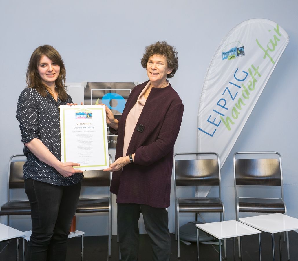 Rektorin Schücking bekommt Rezertifizierungsurkunde von Kristina Klecko von Fairtrade Deutschland