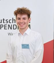 Stipendiat Marvin Schmohl steht mit seiner Förderin Frau Braune von enviaM vor dem Deutschlandstipendium Roll up