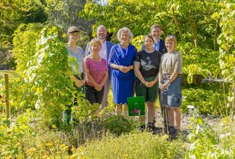 Besuch der Rektorin Prof. Dr. Eva Inés Obergfell am Beet der Azubis im Botanischen Garten (v.r.n.l.: Anne Mutscher, Dr. Robert Benjamin Biskop, Anna-Lena Jäckel, Prof. Dr. Ines Obergfell, Prof. Dr. Christian Wirth, Emmelie Schönbrodt, Emily Cox . 