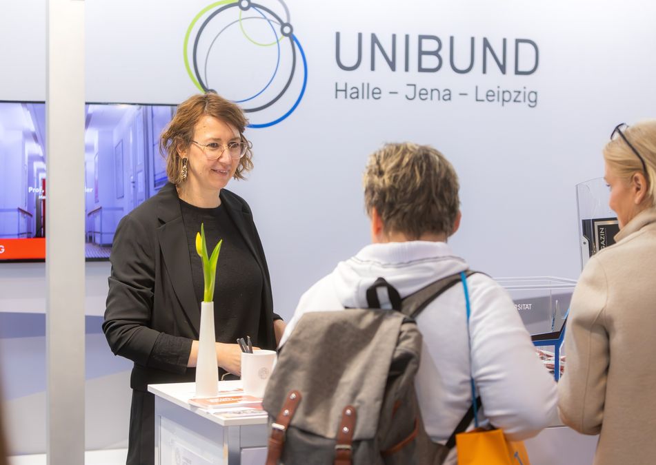 zur Vergrößerungsansicht des Bildes: Zwei Frauen lassen sich am Messestand der Uni Leipzig beraten