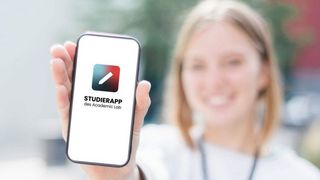 Person hält Hany mit Studierapp in die Kamera