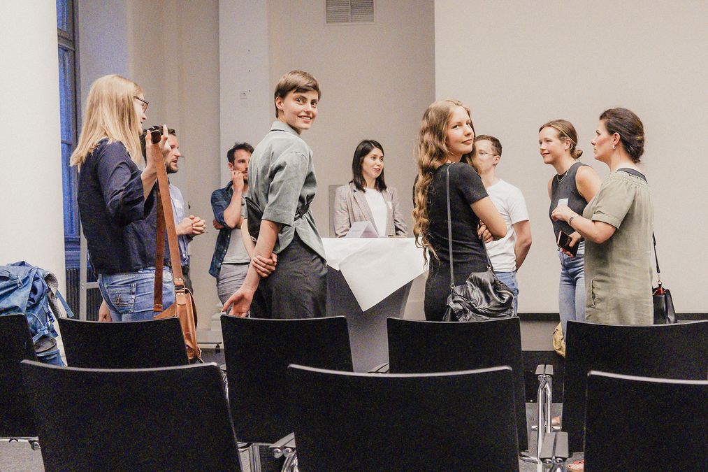 zur Vergrößerungsansicht des Bildes: Freundliche Gesichter in der Gesprächsrunde am Thementisch "Gesundheit & Medizin". Foto: Christin Hiebner